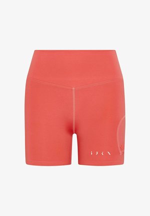Korallenfarbene Sportshorts aus dehnbarem Material mit hohem Taillenbund und Seitentasche. Weißes Logo-Detail am Saum.