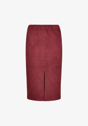 Bordowa spódnica typu ołówkowego do kolan z rozcięciem z tyłu i widocznymi szwami na białym tle.