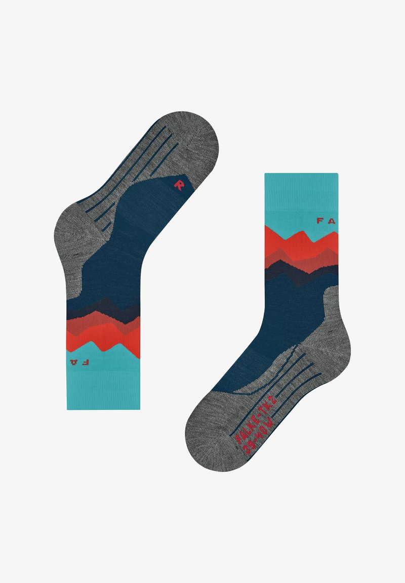 Un paio di calzini a crew con motivo montano in teal, rosso, navy e grigio, caratterizzati da talloni e punte rinforzati e indicatori di taglia sulle suole.
