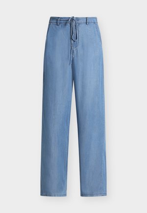Pantalon en denim bleu clair à jambes larges avec cordon de serrage à l'avant et poches latérales, présenté sur un fond blanc.