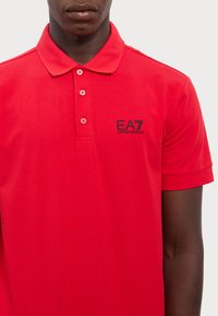 EA7 Emporio Armani TRAIN CORE - Polotričko - salsa