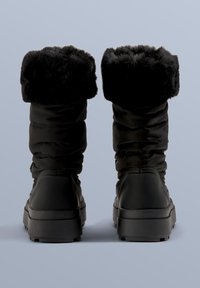 Schwarze Winterstiefel mit weichem Kunstpelzbesatz, gepolstertem schwarzem Textilschaft und dicker Gummisohle, entwickelt für Wärme und Komfort.