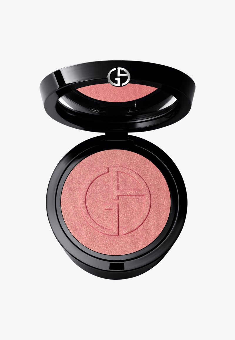 Fard à joues compact avec un boîtier noir brillant. Présente une poudre rose pâle avec une finition chatoyante et un design de logo en relief sur la surface.