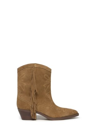 Botte cheville en daim marron avec bout pointu, surpiqûres style western et détail de franges à l'arrière ; dotée d'un talon empilé pour plus de hauteur.