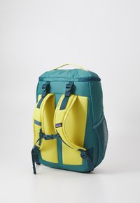 Mochila azul-petróleo e amarela com costas em malha acolchoada, alças ajustáveis, bolsos laterais e pega superior. Possui um fecho com zipper.