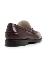 Braunes Leder-Halbschuh mit glatter Oberfläche, runder Zehenpartie, dekorativem Stich, schwarzer Gummisohle und einem flachen Design.