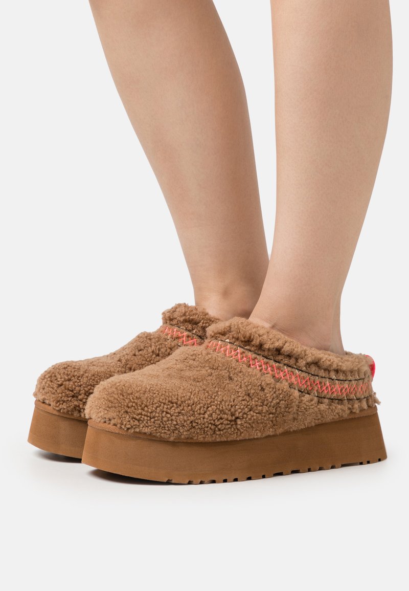 UGG - TAZZ BRAID - Hausschuh - cognac, Vergrößern