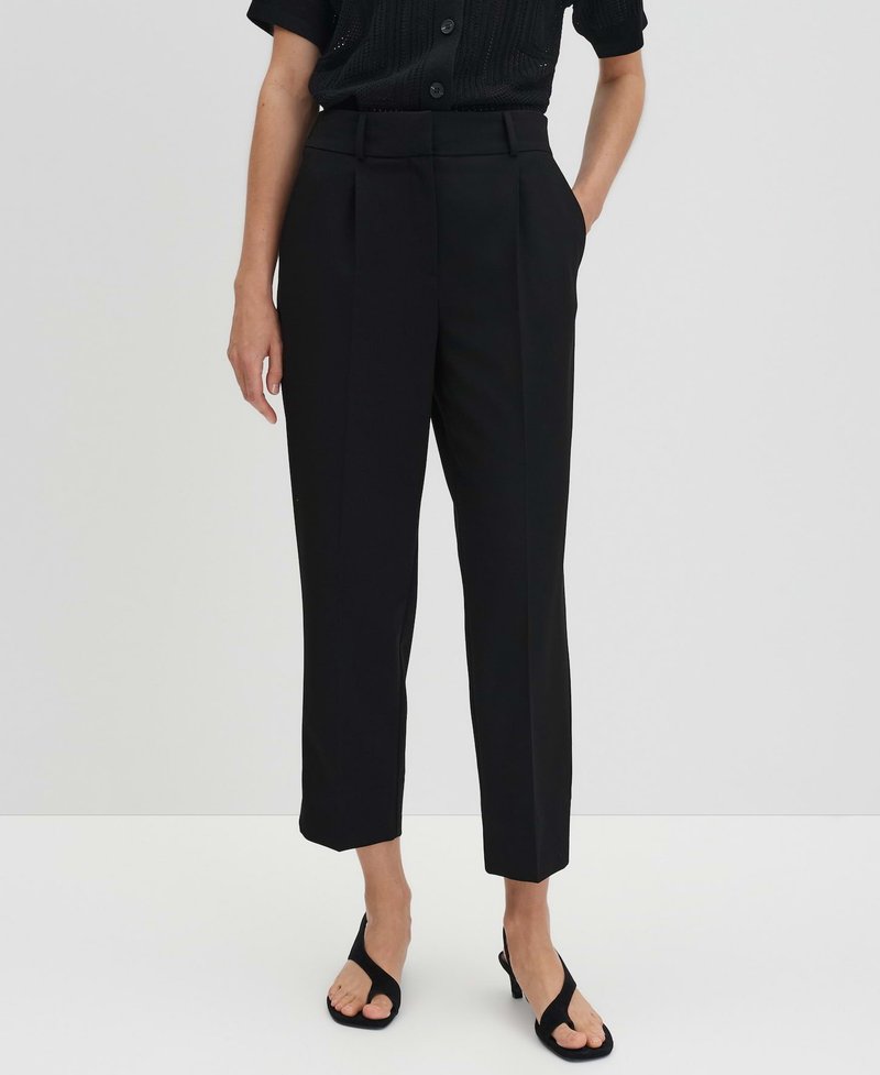 Pantalons noirs sur mesure à taille haute, avec plis avant, poches latérales et une coupe droite. Finition en tissu lisse.