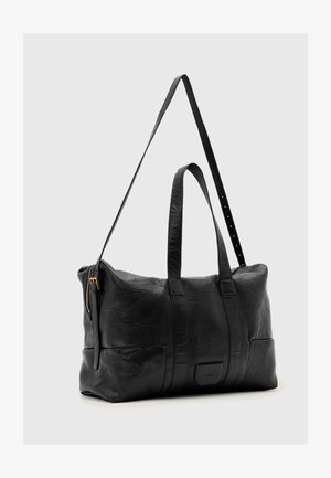 Musta nahkainen duffel-laukku, jossa on kahdet yläkahvat ja irrotettava olkahihna. Varustettu kultaisella vetoketjulla ja näkyvillä ompeluilla.