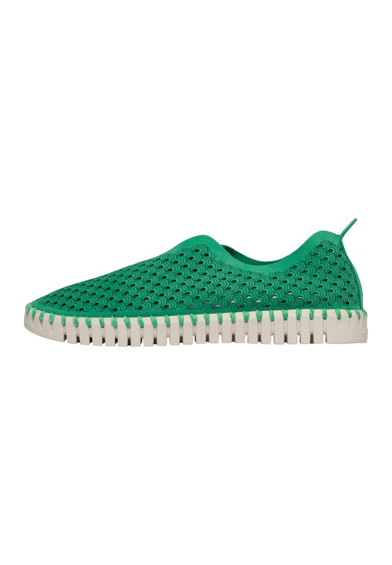 Scarpa verde slip-on con tomaia in maglia texturizzata e suola in gomma beige a contrasto, caratterizzata da un design decorato lungo il bordo e un anello sul retro.