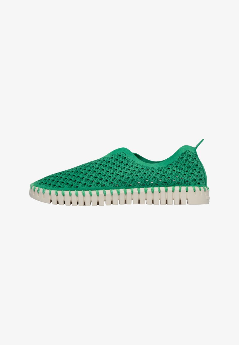 Scarpa verde slip-on con tomaia in maglia texturizzata e suola in gomma beige a contrasto, caratterizzata da un design decorato lungo il bordo e un anello sul retro.