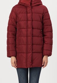 Bordeauxfarvet dunjakke med hætte, der har et quiltet design, frontlukning og sidelommer. Blød, glat stoftekstur.