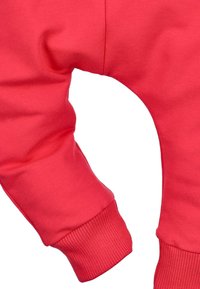 Rode, zachte sweatshirt met een afgeronde mouwontwerp en geribbelde manchetten, gemaakt van rekbaar materiaal met een gladde textuur.