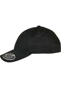 Șapcă de baseball neagră din textil, cu brăcină curbă, cinci găuri de ventilație și un eticheta pe față care spune "Flexfit 110."