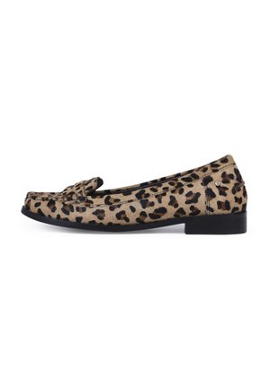 Leopardprint platte schoen van textiel met een ronde neus en een lage zwarte zool. Bevat een kleine decoratieve strik aan de voorkant.
