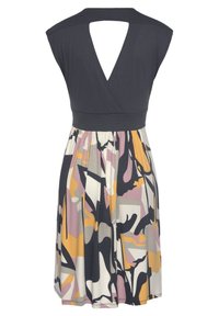 Abito senza schiena con una parte superiore grigio scuro e una gonna fluente caratterizzata da un motivo astratto multicolore in nero, rosa, giallo e crema.