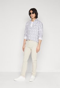 DOCKERS SMART FLEX MOTION SLIM - Vászonnadrágok - sahara khaki
