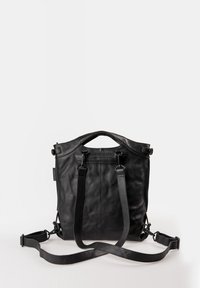 Zwarte leren tote bag met een gestructureerde afwerking, voorzien van twee verstelbare schouderbanden, een bovenste handvat en minimale hardwareaccenten.