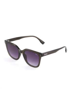 Gafas de sol negras con montura cuadrada, lentes oscuras degradadas y logo "Sinner" en las patillas, mostradas sobre un fondo blanco.