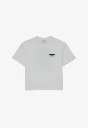 Camiseta de manga corta gris claro con logo de texto negro "ROYAL BALLET Reiss" en el pecho izquierdo, cuello redondo y corte holgado.