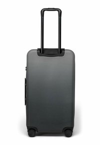 Dunkelgrauer Hartschalenkoffer mit vier Rollen und einem ausgefahrenen schwarzen Teleskopgriff vor weißem Hintergrund.