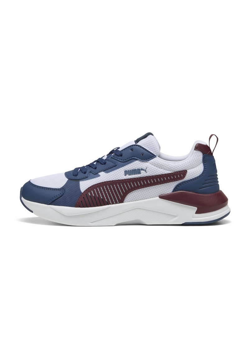 Sneakers Puma z białą siateczką u góry, w granatowe i bordowe syntetyczne akcenty, z teksturowaną podeszwą środkową oraz uchwytem z tyłu.