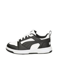 Schwarz-weiße Sneaker mit einem Obermaterial aus Leder, perforierter Zehenpartie und weißen Schnürsenkeln. Sie verfügen über eine weiße Sohle und ein geprägtes Logo an der Ferse.
