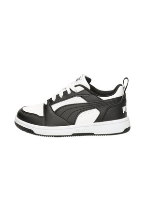 Baskets noirs et blancs avec un dessus en cuir, un bout perforé et des lacets blancs. Présente une semelle blanche et un logo en relief sur le talon.