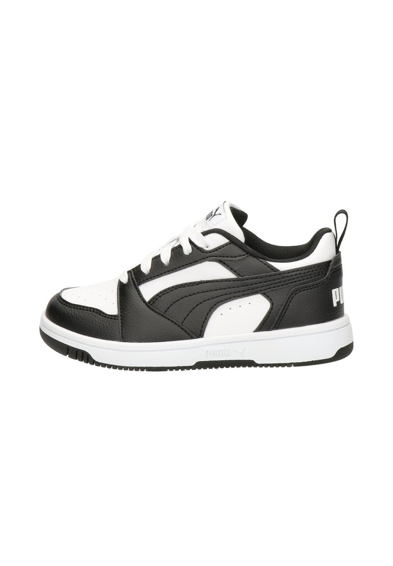 Schwarz-weiße Sneaker mit einem Obermaterial aus Leder, perforierter Zehenpartie und weißen Schnürsenkeln. Sie verfügen über eine weiße Sohle und ein geprägtes Logo an der Ferse.
