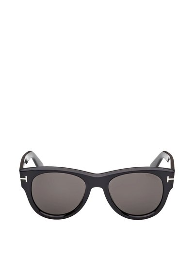 Occhiali da sole con montatura a ''cat-eye'' nera, lenti scure, montatura in plastica lucida e dettagli argentati metallici sulle astine. Logo del marchio ben visibile.