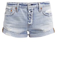 Shorts en denim bleu clair avec revers roulés, détails usés, fermeture à boutons sur le devant, et poches avant et arrière.