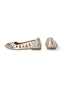 Metallisch goldene Ballerinas mit offenen Ausschnitten an den Seiten, flachem Absatz und abgerundeter Zehenpartie. Glatte Textur und schlichte Designakzente.