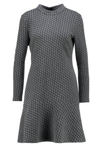 Vestido gris con un patrón texturizado en forma de panal, mangas largas y un escote alto. Silueta en A con un ligero flair en el dobladillo.
