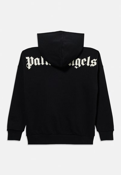 Sudadera negra con capucha y mangas largas, con texto "Palm Angels" en estilo gótico blanco en la parte superior de la espalda, fotografiada sobre un fondo liso.