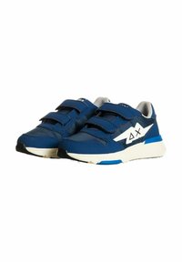Scarpe da ginnastica blu con doppie chiusure in Velcro, dettagli bianchi, suola ammortizzata e materiale sintetico testurizzato. Presenta un logo sul lato.
