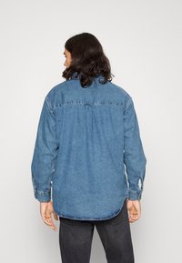Levi's® SILVERTAB OVERSIZE - Button down-skjorte - indigo stonewash