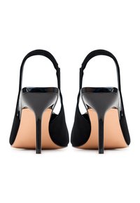 Černé velurové lodičky na vysokém podpatku s elegantním designem, otevřenou patou a lesklými černými akcenty. Patník typu stiletto s hladkým béžovým stélkou.