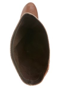 Vue de dessus d'une botte en cuir marron vide montrant son embout arrondi et sa doublure intérieure douce et sombre.