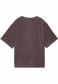 Kortærmet, oversized skjorte i blødt ribbet stof, mauve farve, med rund halsudskæring og løs pasform. Den teksturerede overflade tilføjer dybde.