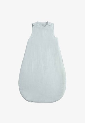 Lyseblå ærmeløs babysovepose med skuldertrykknapper og tekstureret stof, designet til sikker spædbørns søvn.