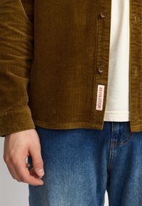 REVOLUTION Skjorter - dustbrown