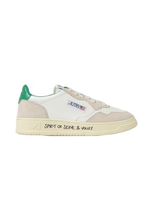 Sneaker bassa bianca e beige con linguetta verde sul tallone, logo "AUTRY" e bandiera USA sul lato, e "SPIRIT OF SERVE & VOLLEY" scritto sulla suola.