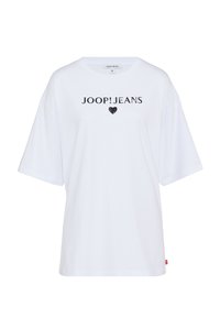 Weißes, übergroßes T-Shirt aus Baumwolle mit kurzen Ärmeln, das ein schwarzes Logo mit der Aufschrift "JOOP!JEANS" und ein Herzdesign zeigt.