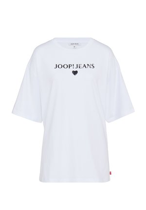 Hvid oversized T-shirt lavet af bomuld med korte ærmer, der har et sort trykt logo "JOOP!JEANS" og et hjerte design.