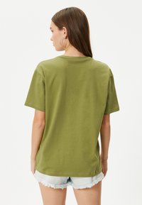 Koton CREW NECK SHORT SLEEVE PRINTED  - Camiseta estampada - khaki