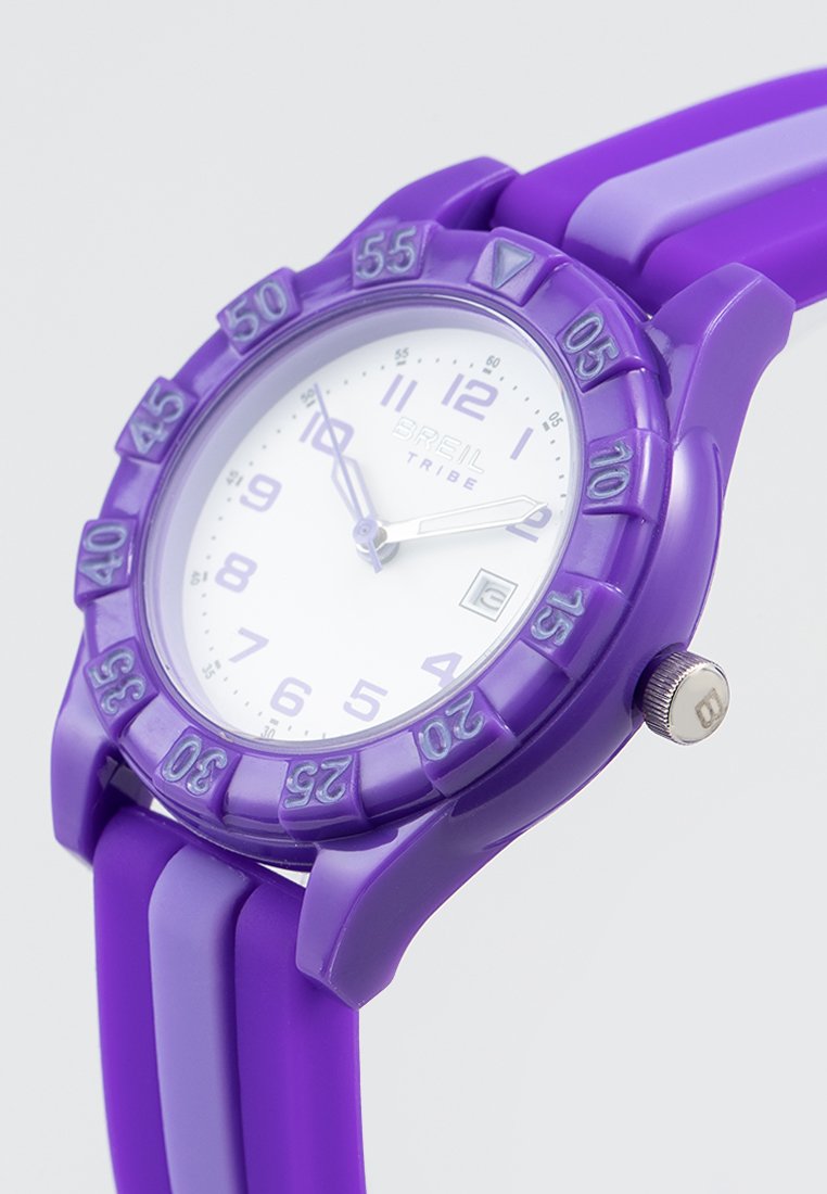 Reloj de pulsera analógico morado con esfera blanca, marcadores de horas numéricos, ventana de fecha y correa de silicona morada bicolor.