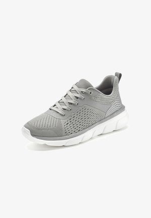 Graue Sportschuhe mit einem atmungsaktiven Mesh-Obermaterial, strukturierten Seitenakzenten und einer weißen gepolsterten Sohle. Verfügt über traditionelle Schnürsenkel und eine Zuglasche.