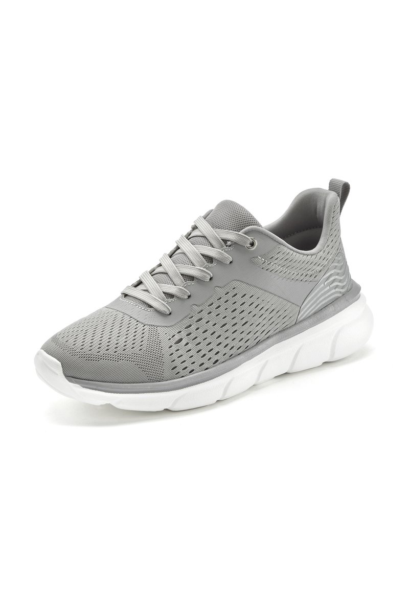 Graue Sportschuhe mit einem atmungsaktiven Mesh-Obermaterial, strukturierten Seitenakzenten und einer weißen gepolsterten Sohle. Verfügt über traditionelle Schnürsenkel und eine Zuglasche.