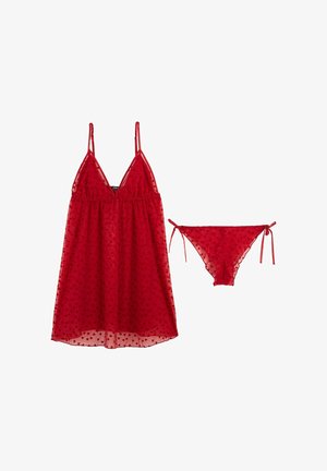 Set di lingerie trasparente rosso con top babydoll con spalline regolabili e slip bikini a triangolo abbinato con chiusure a fiocco e motivi a cuore.