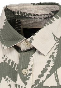 Camisa de manga corta con un patrón de hojas verdes y blancas, fabricada en un tejido texturizado con cierre de botones y cuello.